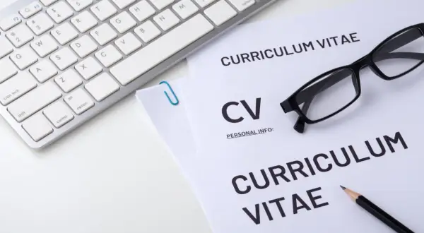 Klawiatura, okulary i dokumenty CV. Zastanawiasz się, gdzie w cv wpisać prawo jazdy? Najlepiej w sekcji "Umiejętności" lub "Dodatkowe informacje".