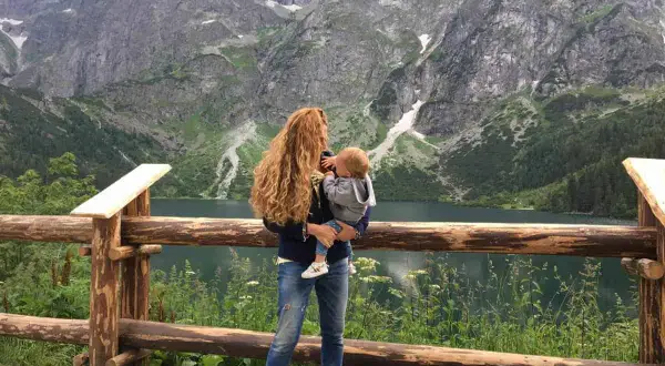 Piękne zakopane szlaki dla dzieci z wózkiem. Mama z dzieckiem na tle gór i jeziora.