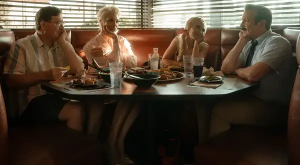 Vier Personen sitzen an einem Tisch in einem Diner. Vielleicht ein Treffen für Ted Lasso Staffel 4?