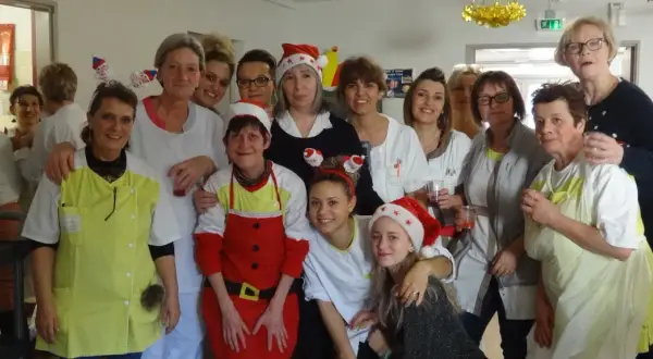 Une équipe de l'Ehpad, joyeuse et festive, prépare un événement. Un exemple de bonne ambiance pour la planification.