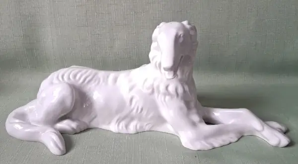 Biała porcelanowa figurka charta rosyjskiego, jakby gotowa do pierwszego balu w Bogucicach. Elegancka i dostojna.