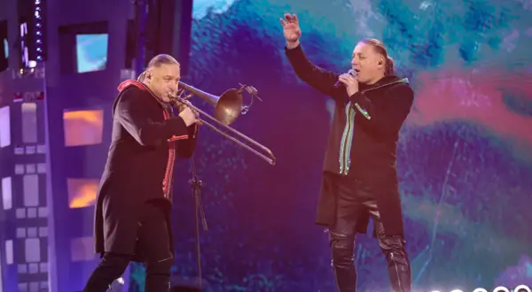 Bracia Golec na scenie: jeden gra na puzonie, drugi śpiewa do mikrofonu.
