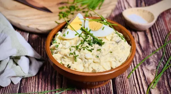 Cremiger Eiersalat, garniert mit Schnittlauch und Ei-Spalten. Ein einfaches eiersalat rezept für jede Gelegenheit.