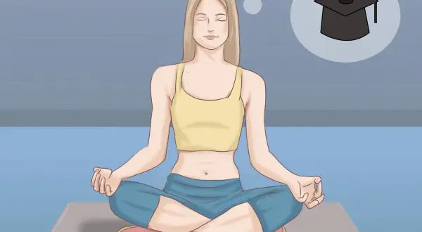 Mujer en flor de loto postura, meditando y pensando en graduarse.