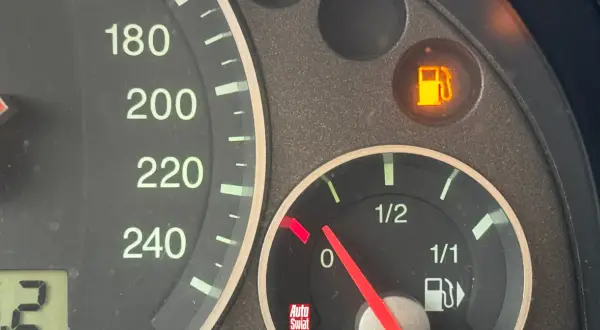 Wskaźnik paliwa pokazuje niski poziom, świeci się kontrolka rezerwy. Ile km na rezerwie diesel? Trudno powiedzieć, ale lepiej tankować.