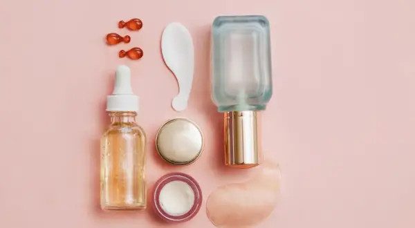 Natürliche Kosmetik mit Retinol: Tropfen, Cremes und Seren für jugendliche Haut.