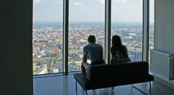 Para podziwia widok z okna, zastanawiając się, ile pięter ma Sky Tower.
