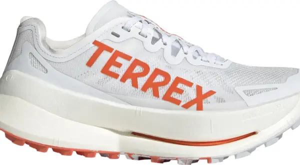Weißer Adidas Terrex Laufschuh mit orangefarbenem Logo und Profilsohle.