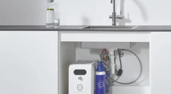 Sistema compatto per depurare l'acqua del rubinetto, con filtro e bombola sotto il lavello.