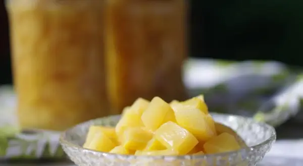 Kandyzowana cukinia jak ananas w słoikach i miseczce.