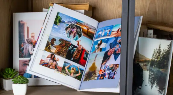 Otwarta fotoksiążka z wakacyjnymi zdjęciami, idealna inspiracja, jak zrobić fotoksiążkę.