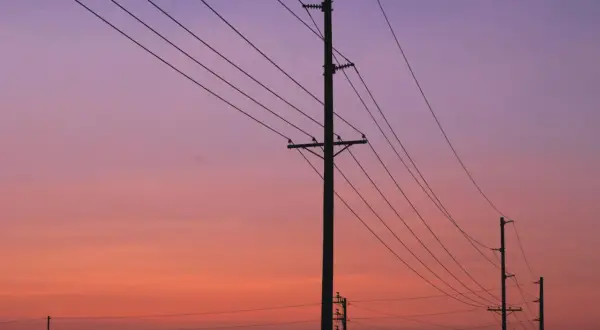 Jak skutecznie pozbyć się słupa energetycznego na działce?