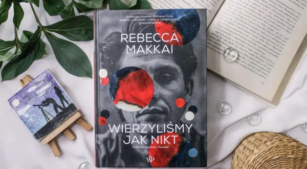 Wierzyliśmy jak nikt. Okładka książki "Wierzyliśmy jak nikt" Rebekki Makkai, obok mały obrazek z widokiem na niebo.