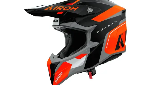 Svart och orange Arai hjälm med texten "WRAAAP" och Arai-logotyp. Perfekt för motocross.