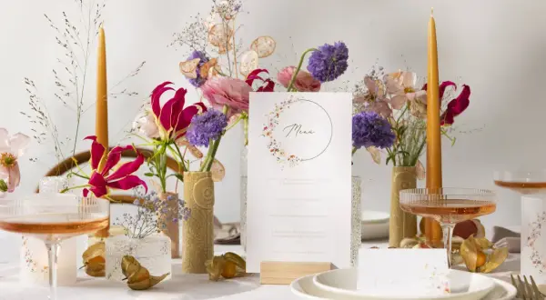 Table de fête pour un baptême : menu, fleurs, bougies et coupes de champagne. Ambiance diy et champêtre.