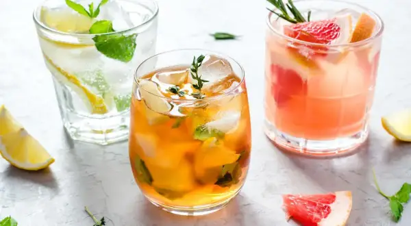 Orzeźwiające drinki z cytryną i miętą, grejpfrutem i rozmarynem. Idealne na lato, jak Żubrówka Kwaśna Cytryna.