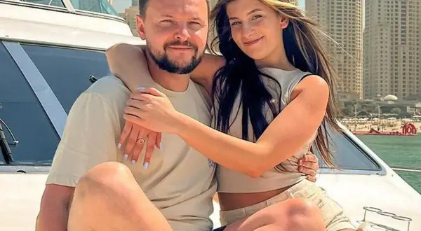 Para młodych na jachcie w Dubaju. Ona, uśmiechnięta, obejmuje go. Ciekawe, ile lat ma Fusialka?