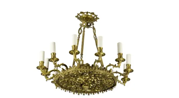 Un lustre en bronze doré, orné de motifs floraux complexes, prêt à être relooké pour retrouver tout son éclat.