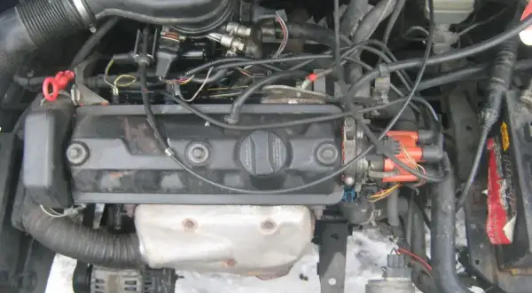 Silnik 1.9 TDI, widok z góry. Skomplikowana plątanina kabli i przewodów.