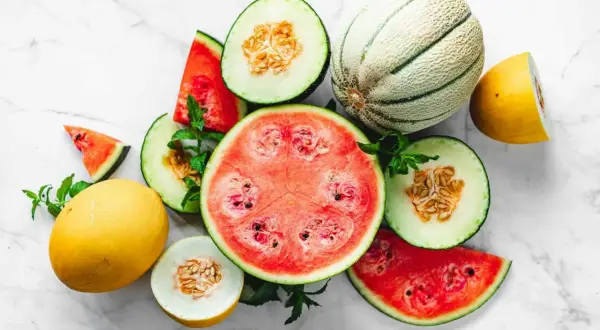 En härlig blandning av meloner och vattenmelon, som visar att vattenmelon nyttigt är en sanning. Mintblad ger en fräsch touch.