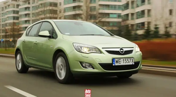Zielona Astra na drodze, zastanawiasz się, ile pali Opel Astra? Ten model może być ekonomiczny.
