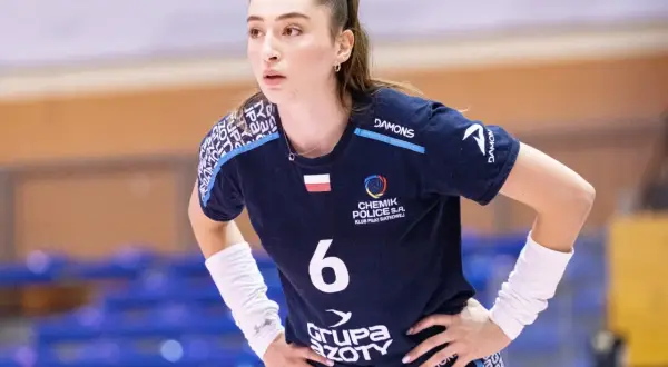 Saliha Şahin, siatkarka z numerem 6 na koszulce Chemika Police, skupiona na boisku.