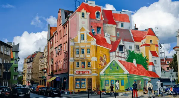 Kolorowy mural na śródce ożywia kamienice, dodając im bajkowego charakteru.