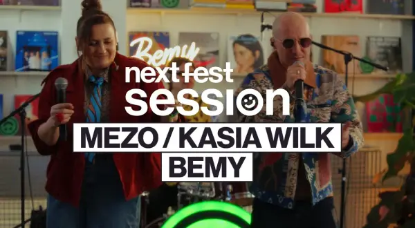 MEZO / Kasia Wilk na Next Fest Session. W tle widać płyty winylowe i rośliny.