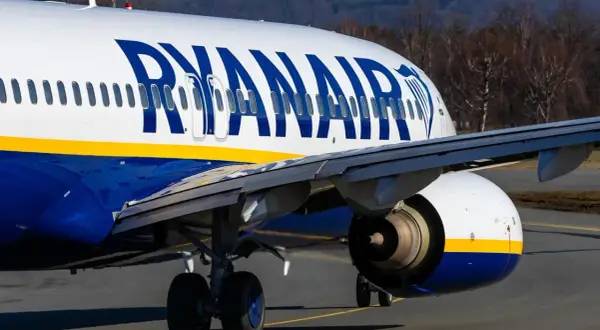 Samolot Ryanair na płycie lotniska. Szybka odprawa online to klucz do udanej podróży tym przewoźnikiem.