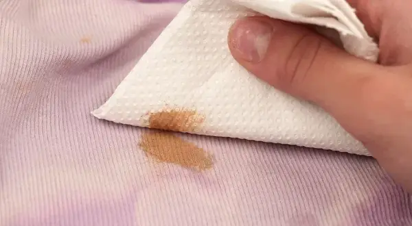 Jak zmyć podkład ze spodni? Skuteczne metody na uporczywe plamy
