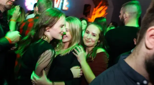 Mielno kluby kiedy otwarte? Sprawdź godziny i popularne imprezy