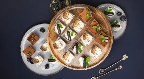 Wykwintne mini deserki na paterze, idealne na catering. Co to za uczta dla oczu i podniebienia!
