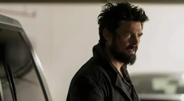 Karl Urban mit zerzaustem Haar und Bart, bereit für seine nächsten Filme und Serien.