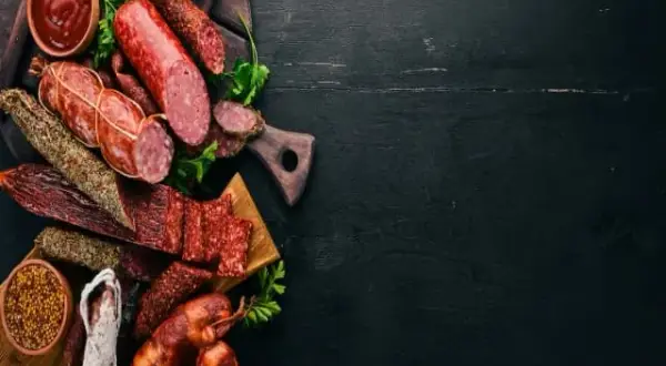 Kiełbasa salami: odkryj wyjątkowy smak i tajniki jej produkcji