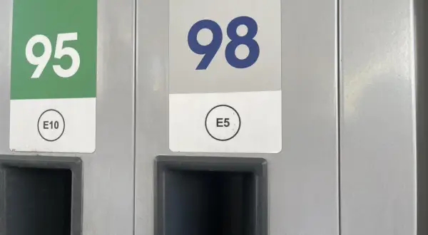 Dwa dystrybutory paliwa: jeden z numerem 95 i oznaczeniem E10, drugi z numerem 98 i oznaczeniem E5. Etylina 95 i 98.