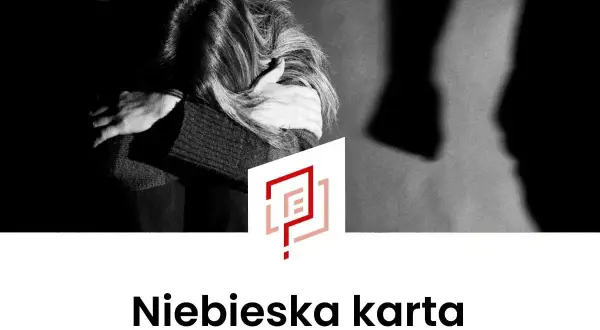Ciemna sylwetka kobiety skulonej w bólu, cień mężczyzny obok. Co to niebieska karta? Symbol pomocy ofiarom przemocy.