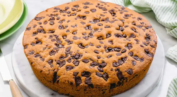 Una deliziosa torta con abbondanti gocce di cioccolato, pronta per essere gustata.