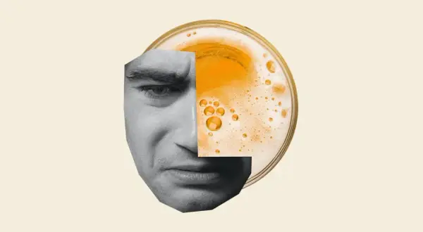 Ansiktet delas av ett glas öl, en visuell representation av permanenta skador av alkohol som påverkar både kropp och sinne.
