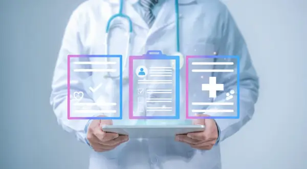 Arzt mit Tablet zeigt digitale Dokumente, die eine Leitlinie Mammakarzinom, Patientenakte und medizinische Symbole darstellen.