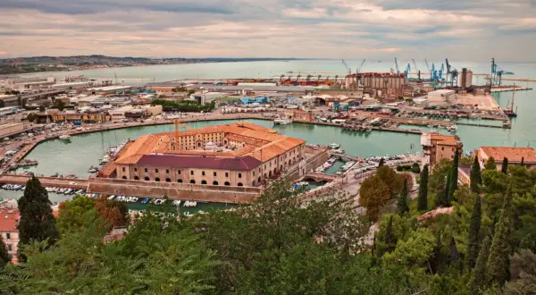 Vista panoramica del porto di Ancona, con il Palazzo delle Dogane e il porto industriale. Un luogo affascinante da scoprire tra le cose da vedere nelle Marche.