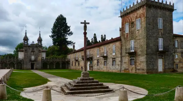 Pazos en Galicia: un cruceiro se alza en el patio de un complejo señorial con torreón y capilla.