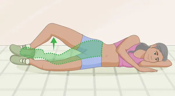 Femme effectuant un exercice adducteur, allongée sur le côté, soulevant la jambe supérieure.