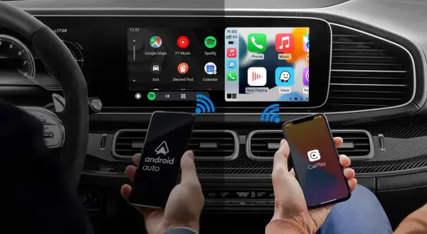 Porównanie interfejsów Android Auto i CarPlay na ekranie samochodu. Dwa telefony pokazują logo systemów, a na ekranie widać ikony aplikacji.