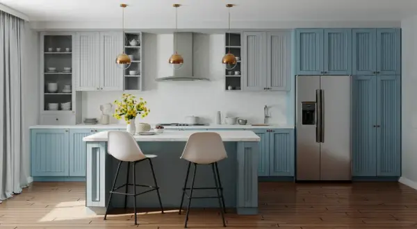 Eleganti cucine bicolore con basi blu e pensili grigi, isola centrale con sgabelli e un mazzo di fiori gialli.
