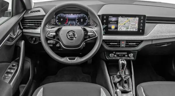 Wnętrze Skody Scala z cyfrowymi zegarami i ekranem multimediów. Sprawdź atrakcyjną skoda scala cena i wyposażenie.