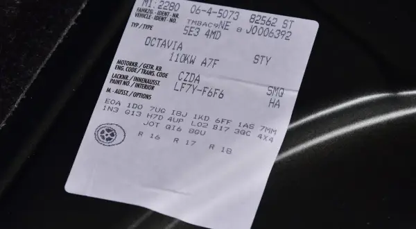 Naklejka z danymi pojazdu, w tym kod silnika po VIN VW dla Octavii.