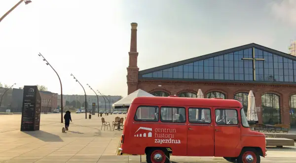 Roter Kleinbus vor dem Zajezdnia-Zentrum, einem Museum in Breslau.