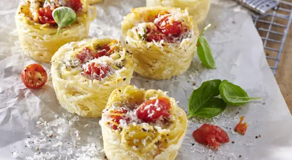 Schnell sektempfang fingerfood hochzeit: Kleine Nudel-Törtchen mit Tomaten und Parmesan, perfekt für jeden Anlass.
