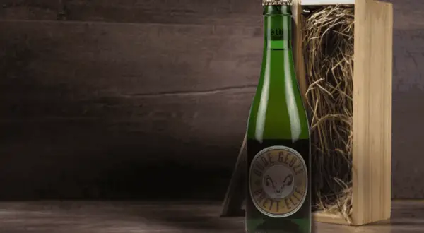 Bottiglia di birra Oude Geuze Brett-Elle, con scatola di legno e paglia. Un brindisi alla vita, evitando le mort subite.