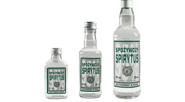 Trzy butelki "Spirytusu Spożywczego" o różnej pojemności (100 ml, 200 ml, 500 ml). Ten mocny alkohol jest polskim produktem.